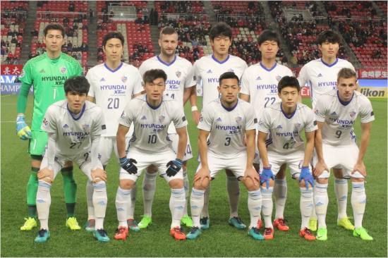 우려곡절끝에2017아시아축구연맹(AFC)챔피언스리그조별예선에합류한ㅇㅜㄹ산은첫경기였던가시마앤틀러스와원정에서아쉬운패배를당했다.(사진=한국프로축구연맹제공)