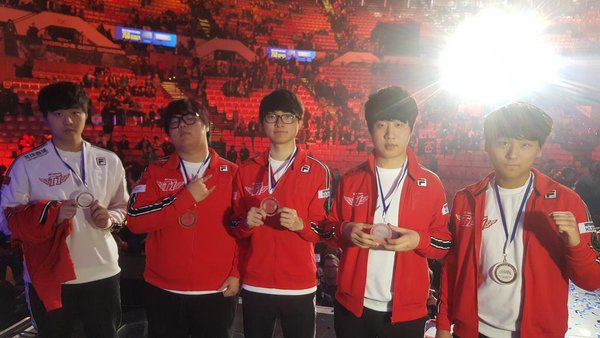 2016년 폴란드 카토비체에서 열린 IEM 시즌10 월드 챔피언십 리그 오브 레전드 종목에서 우승한 SK텔레콤 T1(사진=SK텔레콤 T1 트위터 발췌).