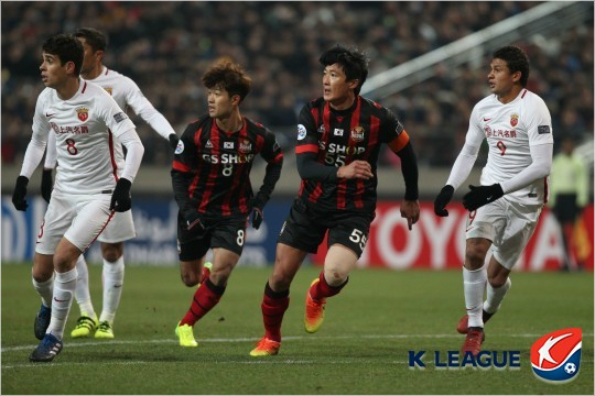 상하이상강의오스카(등번호8번)와엘케손(9번),그리고결승골의주인골헐크등거액의몸값을자랑하는외국인선수의개인기는FC서울을무너뜨린분명한요인이다.(사진=한국프로축구연맹제공)