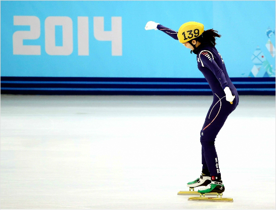 '어게인,소치'심석희가2014소치동계올림픽여자쇼트트랙3000m계주결승에서중국에막판대역전극을완성하며금메달을확정한뒤주먹을불끈쥔모습.(자료사진=대한체육회)