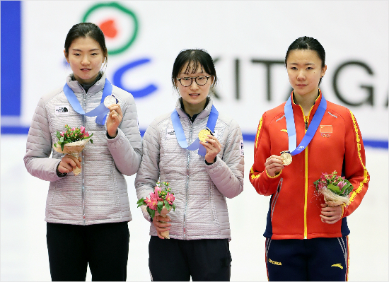 심석희(왼쪽부터)와최민정,궈이한(중국)이20일삿포로동계아시안게임쇼트트랙여자1500m시상대에오른모습.(자료사진=대한체육회)