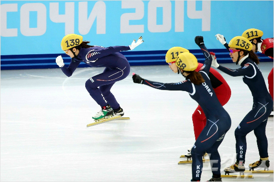 '분노의역주'심석희(139번)가2014소치올림픽여자계주3000m에서막판대역전극으로중국을따돌리는모습.(자료사진=대한체육회)