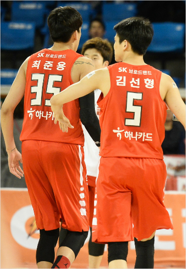 SK최준용(왼쪽)과김선형.(사진=KBL제공)