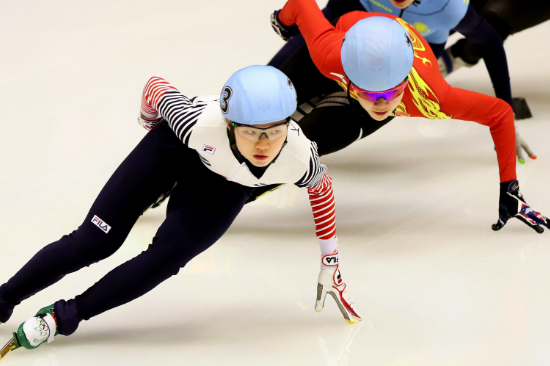 한국쇼트트랙간판스타심석희가2017삿포로동계아시안게임쇼트트랙여자500m결승에서석연찮은판정으로실격처리를받은가운데심석희의무릎을잡아채는'나쁜손'반칙을범한판커신이적반하장의태도를보였다.(사진=평창동계올림픽조직위제공)