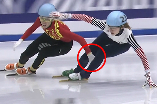 '세살버릇여든간다'2014소치올림에서박승희의엉덩이를잡아채려했던중국의판커신이이번에는심석희의무릎을잡아끄는'나쁜손'을또다시저질렀다.(사진=중계화면캡처)