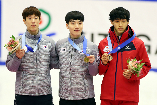 '남자쇼트트랙의자존심!'서이라(가운데)와신다운(왼쪽)이2017삿포로동계아시안게임쇼트트랙남자1000m경기에서금메달과은메달을나눠가졌다.(사진=대한체육회제공)