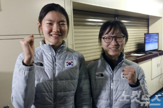 '2관왕의밝은웃음'2017삿포로동계아시안게임에서여자쇼트트랙2관왕에오른심석희(왼쪽)와최민정이밝은표정으로파이팅을외치고있다.(삿포로=노컷뉴스)