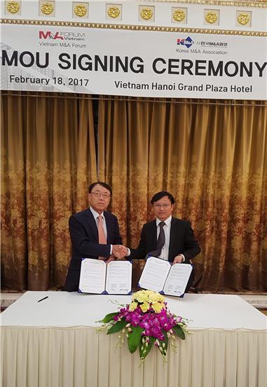 김익래 한국M&A협회 회장(왼쪽)과 Dang Xuan Minh 베트남 M&A포럼 Managing diretor가 MOU체결 후 악수하고 있다.