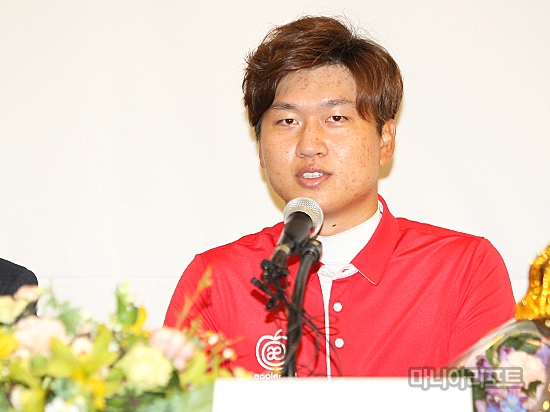 왕정훈이기자들의질문에답하고있다.김상민기자