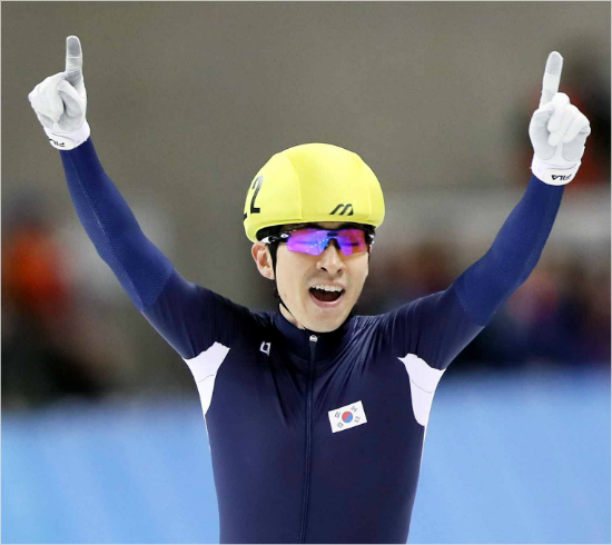 '후배들아,고맙다'이승훈이23일삿포로동계아시안게임스피드스케이팅남자매스스타트에서우승하며4관왕을달성한뒤기쁨의세리머니를펼치고있다.(오비히로=대한체육회)