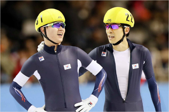 '네덕분이다,형이잘한거죠'이승훈(오른쪽)이23일남자매스스타트에서우승한뒤지원을해준후배김민석을격려하고있다.(오비히로=대한체육회)