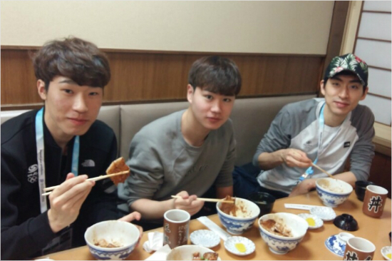 '그야말로金맛이네요'이승훈(오른쪽부터),김민석,이진영등남자매스스타트대표팀선수들이23일대회일정을만족스럽게마무리한뒤오비히로역인근덮밥맛집에서조촐한만찬을즐기고있다.(오비히로=노컷뉴스)