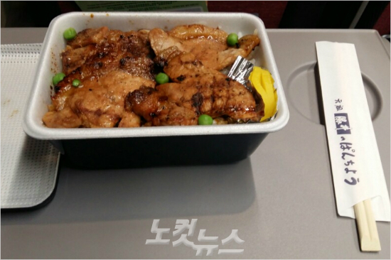 '벤또도맛있네'열차시간이촉박해국내취재진은이승훈등과함께식당에서식사를하지못하고포장을해와객실안에서부타동을먹을수있었다.다른집과달리짠맛이덜하고담백했다는모여기자의호평속에전날과음을한다른기자는역안의부타동집에더맛이진해서낫다는다소박한평가를내렸다.한번쯤먹어볼만하다는...