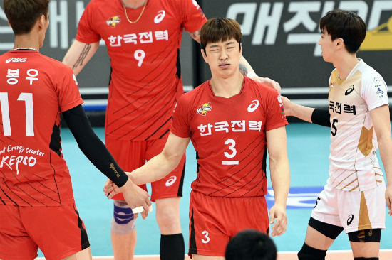 한국전력의세터강민웅이계속해서흔들리고있다.'봄배구'안정권에진입하려던한국전력도3연패늪에빠지며덩달아휘청거리고있다.(사진=한국배구연맹제공)