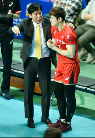 한국전력신영철감독은세터강민웅의기살리기에앞장섰지만기대한결과물은얻어내지못했다.(사진=한국배구연맹제공)