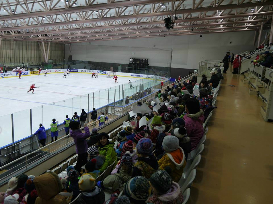 '45년전그경기장'삿포로아시안게임아이스하키가열린쓰키사무체육관은1972년동계올림픽당시시설을그대로이용하고있다.협소하고추운관중석등낡았지만여전히활용도가높다.(사진=삿포로조직위원회)