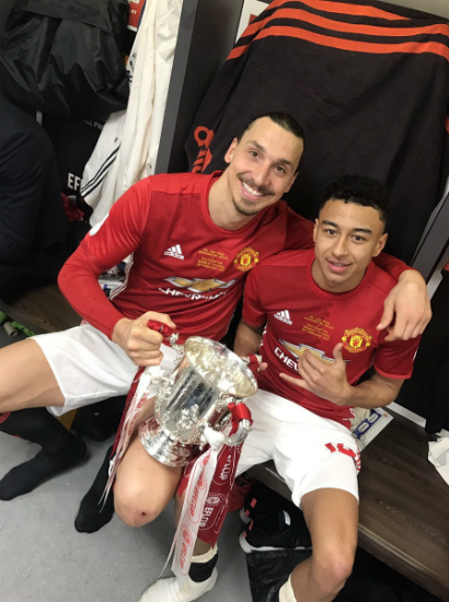 맨체스터유나이티드의리그컵우승을견인한즐라탄이브라히모비치(왼쪽)가팀동료제시린가드와함께우승컵을들고환하게웃고있다.(사진=맨유트위터캡처)
