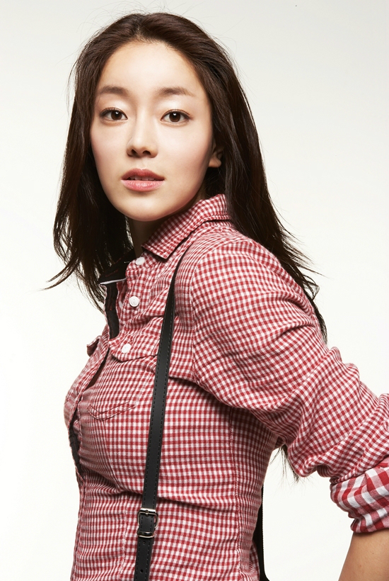 내달1일사업가남성과화촉을밝히는배우이나은