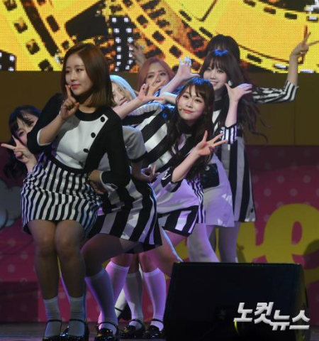 걸그룹러블리즈가27일오후서울한남동블루스퀘어에서두번째정규앨범‘RUReady?(아유레디?)’발매기념쇼케이스를갖고있다.(사진=황진환기자)