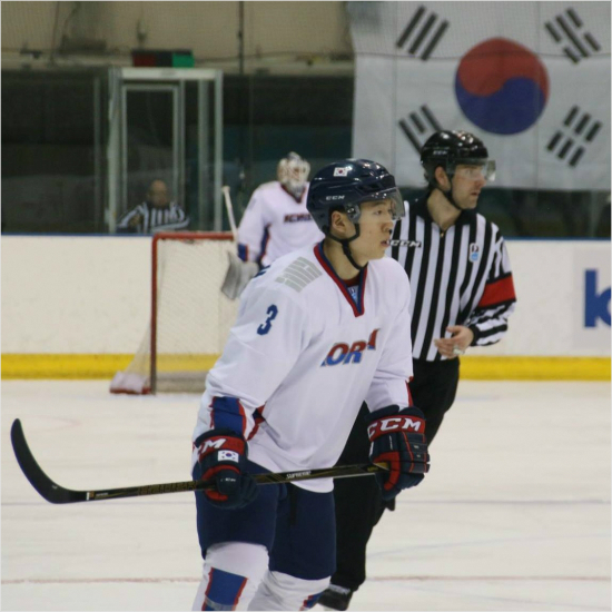 '한국아이스하키의미래'한국남자아이스하키는삿포로동계아시안게임에서사상처음으로일본을누르고역대최고인은메달을따내는값진성과를냈다.사진은24일일본전에서선제결승골을넣은서영준의경기모습.(사진=대한아이스하키협회)