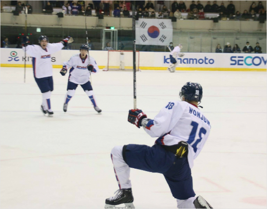 '가위바위보라도지면안된다고요'김원중(18번)이24일삿포로동계아시안게임남자아이스하키일본과2차전에서쐐기골을넣은뒤세리머리를펼치는모습.(사진=대한아이스하키협회)