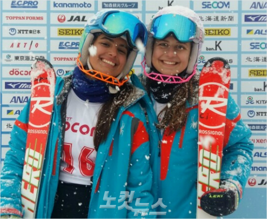 '평창에서도한국아이스하키보고싶어요'파야드(왼쪽)-이스칸다르가25일삿포로동계아시안게임스키알파인여자회전종목을마친뒤기념촬영을부탁하다한국아이스하키에대한애정을드러내며포즈를취한모습.(사진=노컷뉴스)