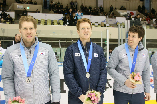 '우리도한국인이에요'골리맷달튼(왼쪽)등귀화선수들은삿포로동계아시안게임은메달의큰역할을해냈다.내년평창올림픽첫승의기대감을키우고있다.(삿포로=대한아이스하키협회)