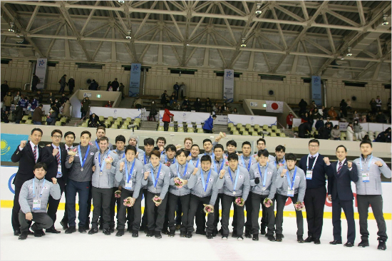'내년평창에서만나요'한국남자아이스하키선수단이26일삿포로아시안게임은메달을목에걸고기념촬영을하는모습.(삿포로=대한아이스하키협회)