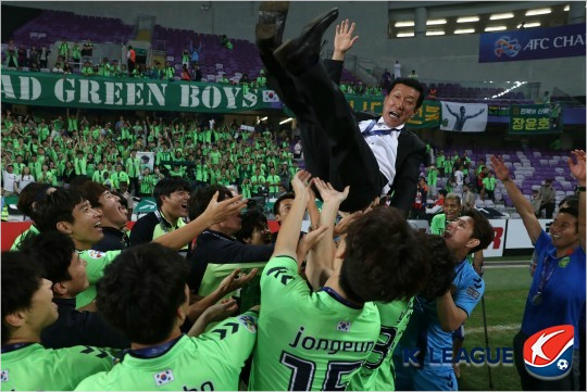 2016년아시아축구연맹(AFC)챔피언스리그에서우승한전북은2017년출전권박탈로K리그클래식우승경쟁에오롯이집중할기회를얻었다.(사진=한국프로축구연맹제공)