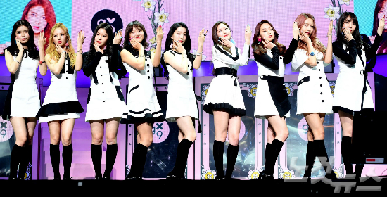 걸그룹구구단이28일오후서울광장동예스24라이브홀에서열린두번째미니앨범'나르시스'쇼케이스에서포즈를취하고있다.왼쪽부터소이,샐리,혜연,세정,하나,미미,미나,나영,해빈.(사진=박종민기자)