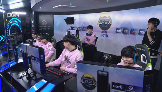 8강 진출에 성공한 러너웨이.(사진=에이펙스 중계 캡처)