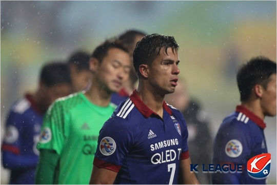 K리그클래식수원삼성의브라질공격수조나탄은지난겨울중국클럽의영입제안을뿌리치고수원잔류를선택한것으로알려졌다.이에대한취재진의물음에조나탄은"수원을좋아한다"는짧지만분명한이유를밝혔다.(사진=한국프로축구연맹제공)