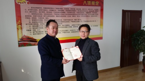 공영택 주임이 강민구 경제고문에게 임명장 수여하는 모습