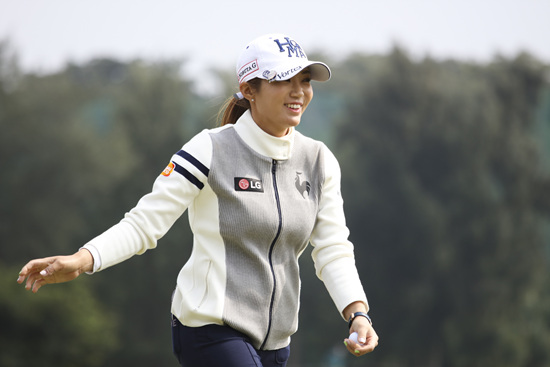 이보미가일본여자프로골프(JLPGA)투어개막전1라운드에서공동5위에자리했다.사진=마니아리포트노대겸기자