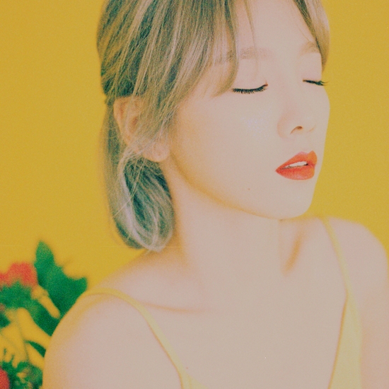 태연'마이보이스'재킷(사진=SM엔터테인먼트제공)
