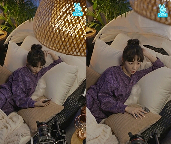 2일오후11시부터1시간여진행된태연의네이버브이앱'눕방'라이브(사진=브이앱캡처)