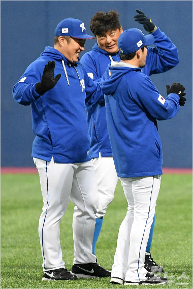 쿠바와의평가전을하루앞둔WBC대표팀의최형우,김태균,이용규(사진왼쪽부터)가2월24일오후서울고척스카이돔에서첫훈련을하고있다(사진=노컷뉴스)