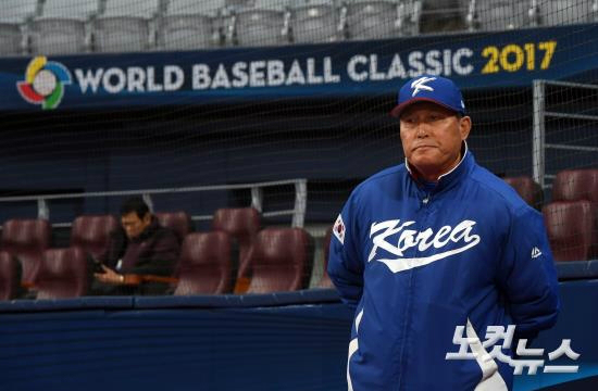 WBC한국대표팀김인식감독이오는6일막을올리는1라운드를대비해3일오전서울고척스카이돔에서선수들의훈련을지켜보고있다.(사진=황진환기자)