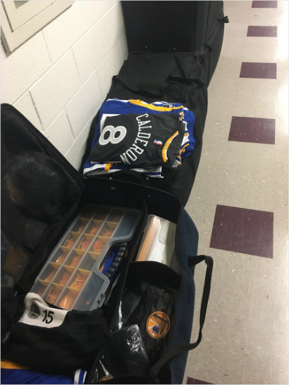 유나이티드센터원정라커룸밖에서발견된칼데론의유니폼.(사진=USA투데이마이클싱어기자트위터)