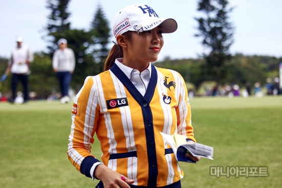이보미가2라운드에서선두그룹을1타차로바짝추격했다.오키나와=노대겸기자