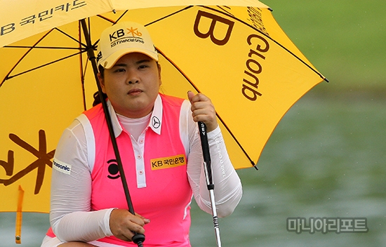 전반라운드를도는동안비가내렸다.라이를살피며무념무상박인비.