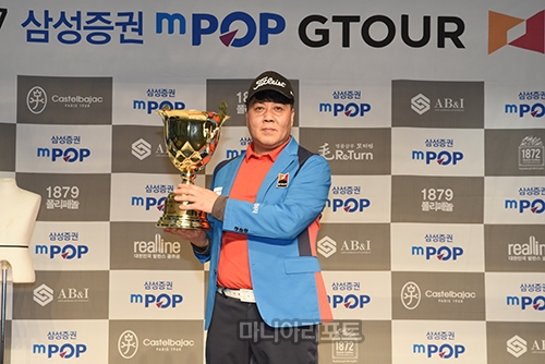 ▲2016~17삼성증권mPOPGTOUR챔피언십에서우승한이규윤이트로피를들고포즈를취하는모습.사진_구본성기자(대전)