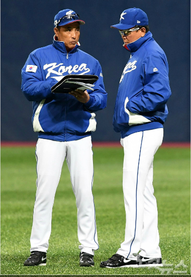 '투수교체가중요하다'WBC는투구수제한이있어어느경기보다마운드운용이중요하다.사진은대표팀송진우(왼쪽),선동열코치가고척스카이돔훈련에서얘기를나누는모습.(사진=박종민기자)