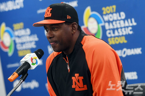 네덜란드월드베이스볼클래식(WBC)대표팀헨슬리뮬렌감독이6일오후서울고척스카이돔에서취재진의질문에답하고있다.(사진=황진환기자)