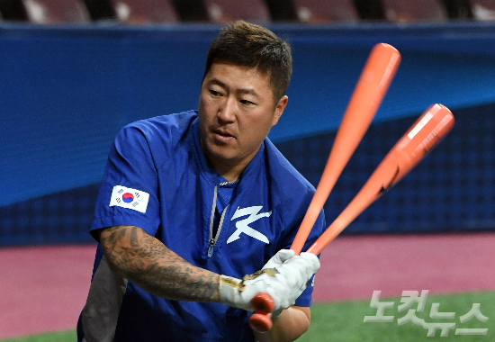 한국의2017월드베이스볼클래식(WBC)개막식패배를벤치에서지켜본최형우가7일네덜란드전에출전할수있을지관심이쏠리고있다.(사진=황진환기자)