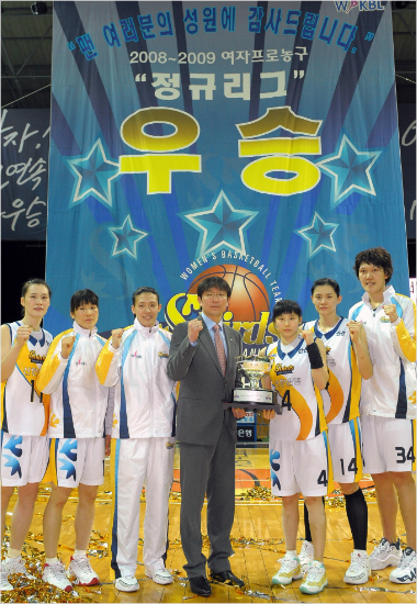 2008-2009시즌레알신한은행의주축멤버.정선민현신한은행코치는사진에없다.(사진=WKBL제공)