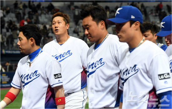 6일오후서울고척스카이돔에서열린'2017WBC서울라운드'개막전이스라엘과의경기에서연장10회까지접전끝에1대2로패배한한국대표팀선수들이고개숙인채그라운드를빠져나가고있다(사진=황진환기자)