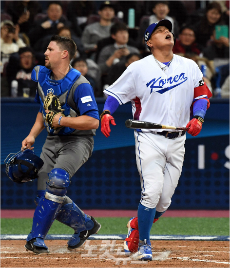 WBC한국대표팀김태균이6일오후서울고척스카이돔에서열린'2017WBC서울라운드'이스라엘과개막전에서3회말2사2루상황에서삼진을당하는모습.(사진=황진환기자)