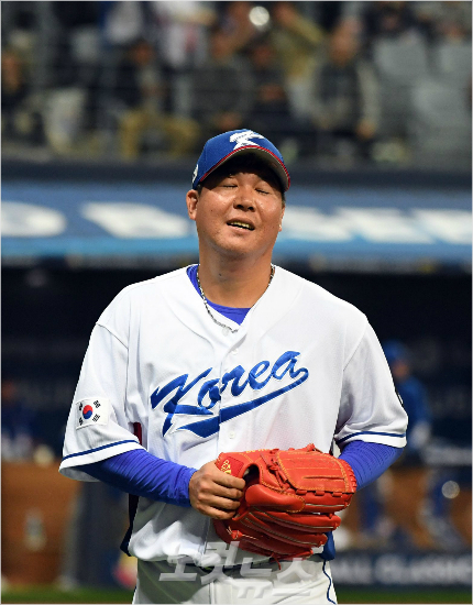 '하느,아니심판님감사합니다'WBC한국대표팀이현승이6일오후서울고척스카이돔에서열린'2017WBC서울라운드'이스라엘과개막전에서7회초2사만루의위기를넘긴뒤안도의표정을지으며더그아웃으로돌아오는모습.(사진=황진환기자)