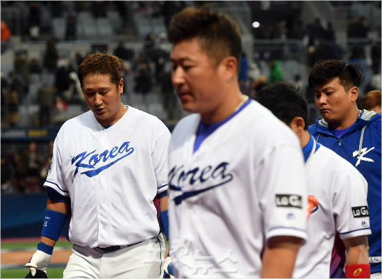 6일오후서울고척스카이돔에서열린'2017WBC서울라운드'이스라엘과개막전에서연장10회까지접전끝에1-2로패배한한국대표팀선수들이고개를숙인채그라운드를빠져나가는모습.(고척돔=황진환기자)